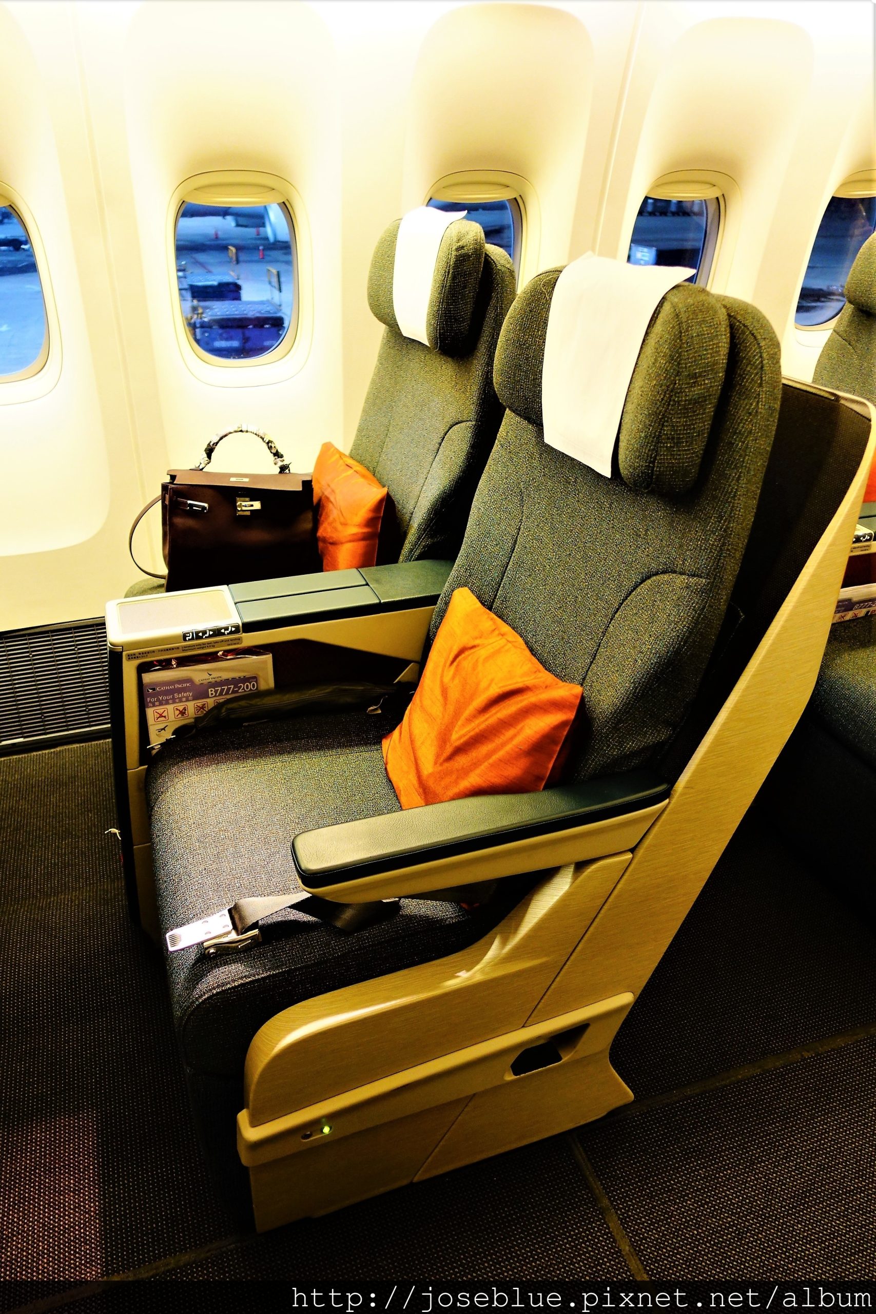 國泰 航空 Cathay Pacific 【 台灣 台北 日本 東京 短程 區域型 航班 】Business Class 商務艙 飛行紀錄 777-300