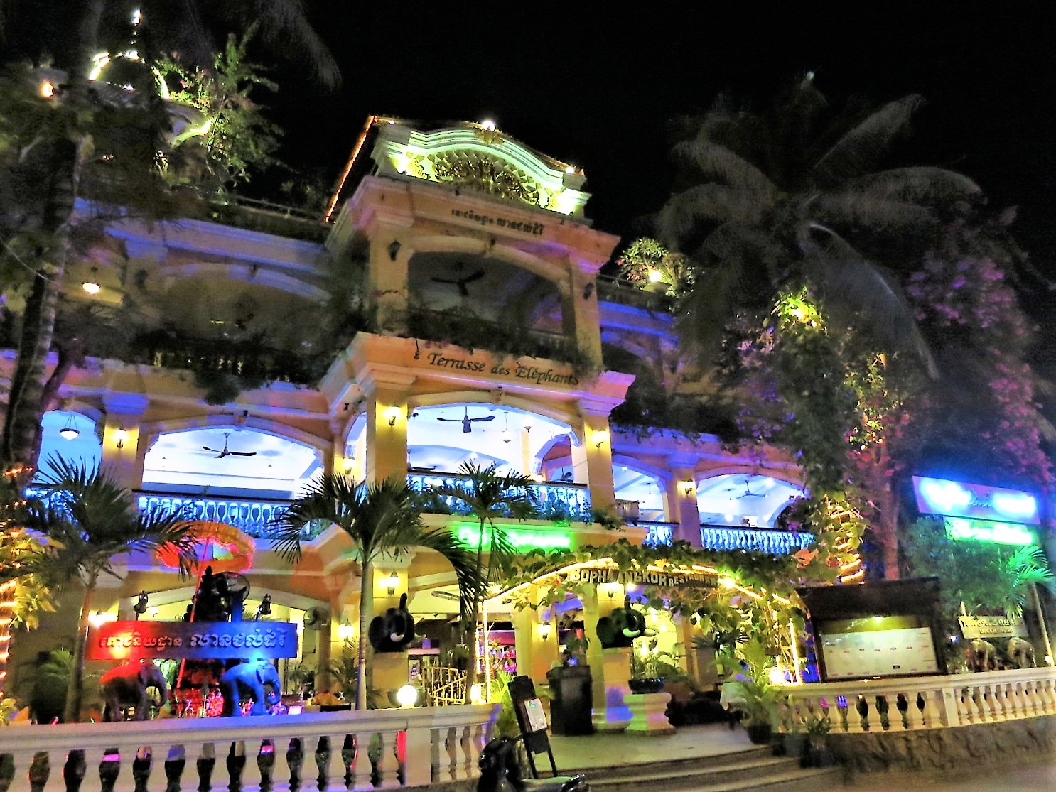 柬埔寨 吳哥窟 【 暹粒 吳哥 吃甚麼 】 美食 旅遊 Terrasse des Elephants / Mie Cafe Siem Reap Combodia 推薦 晚餐 餐廳